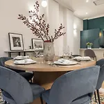 Modern Luxe Apartment In The Historic City Center By Rems