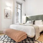 Modern Luxe Apartment In The Historic City Center By Rems